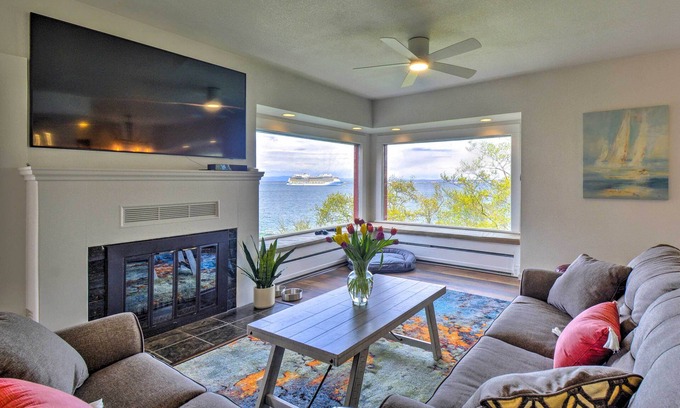Port Angeles House | Chic Port Angeles Home w/Oceanfront Balcony!
