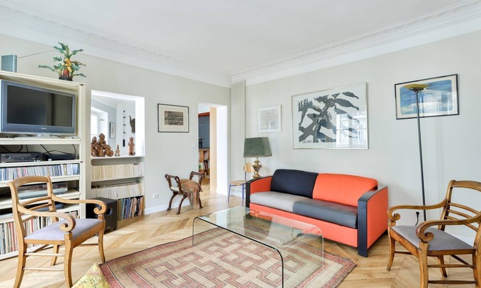 Enfants-Rouges Apartment | Chic Retreat – Central Marais