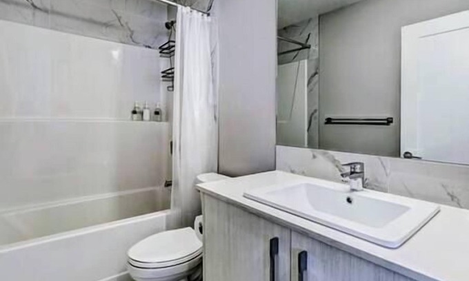 Chestermere House | Chic Retreat, Sleeps 8| A/C, Near YYC & DT.