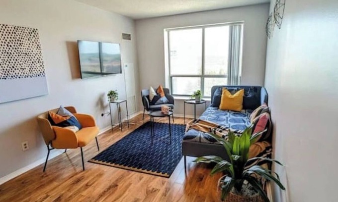 Bayview Glen Apartment | Chic Richmond Hill Condo at Prime Location