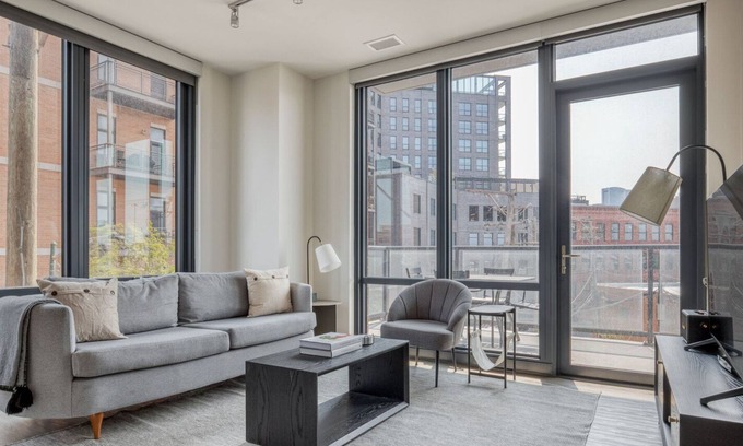 River West Apartment | Chic River West 2BR w/ Gym, Grills & Rooftop, nr I-90, by Blueground