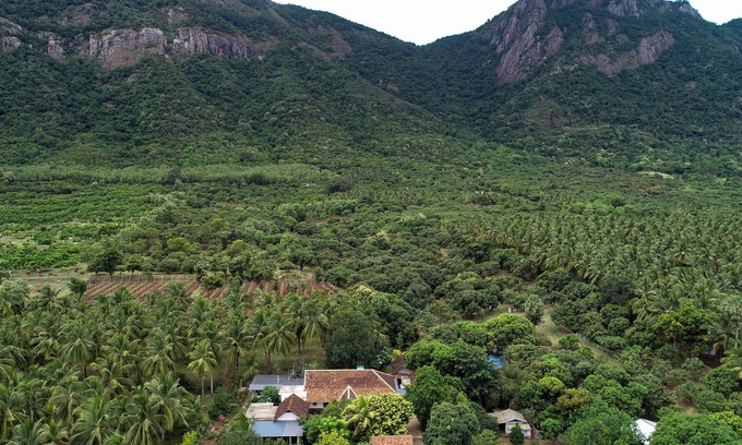 Pollachi Cottage | Chic Rustic farmhouse amidst a mango orchard beneath the Western Ghats of India