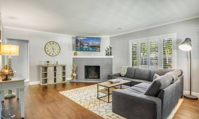 Modesto House | ★Chic Rustic & Modern Bungalow Centrally Located★