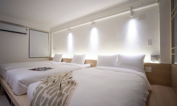 District 1 Apartment | Chic studio for Groups up to 4 people with AC and WiFi in enchanting Hồ Chí Minh