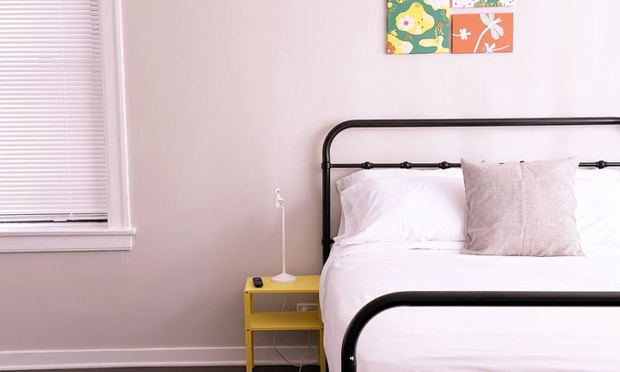 Rogers Park Apartment | Chic studio in Loyola University with WiFi, fitness room, steps from the lake