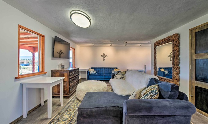 El Prado Apartment | Chic Studio w/Grill - 25 Mins to Taos Ski Valley!