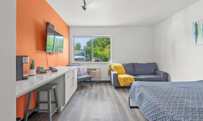 Cedar Falls Apartment | Chic studio with fitness room and AC in marvelous Cedar Falls