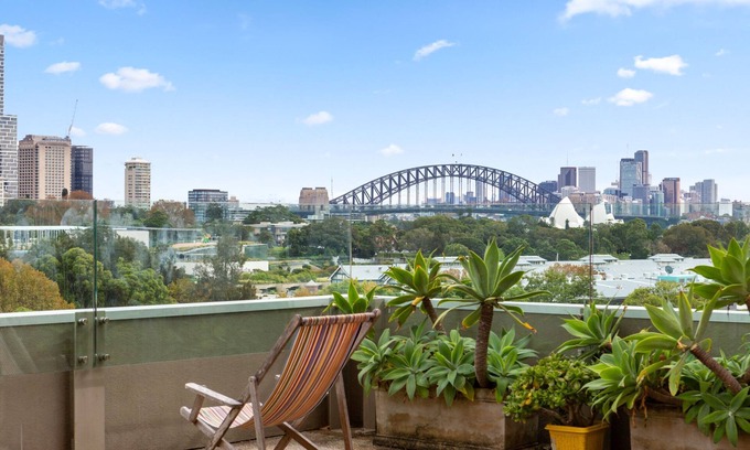 Potts Point Apartment | Chic Studio with Pool Overlooking the City