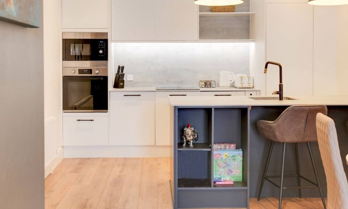 Westcliff-on-Sea Apartment | Chic & Stylish 1BR City Centre Nr Cliffs Pavillion by Luxiety Stays