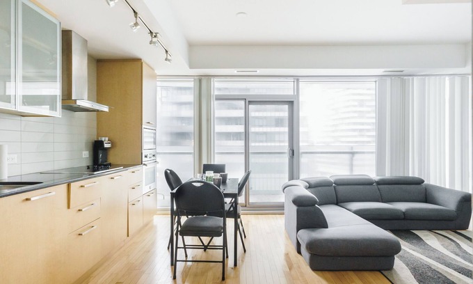 Toronto Entertainment District Hotel | Chic suite in hotel Downtown Toronto with, walk to CN Tower