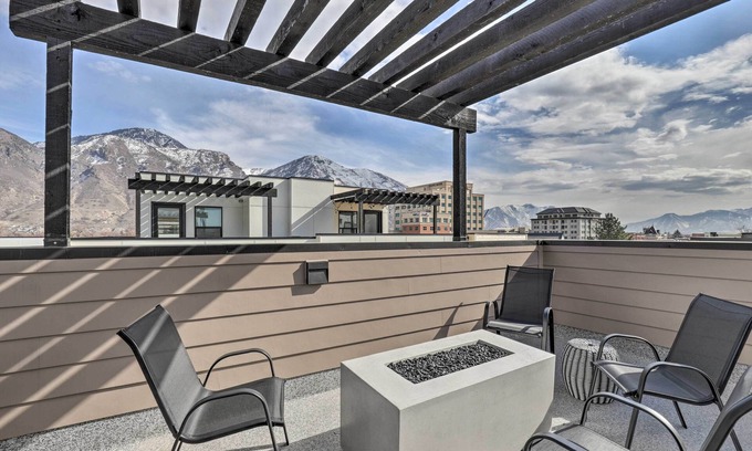 Central Business District House | Chic & Sunny Provo Townhome w/Rooftop Deck!