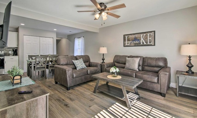 Kimberling City House | Chic Townhome about 6 Mi to Talking Rocks Cavern!
