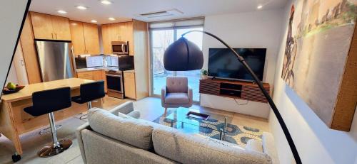 Raynolds Addition Apartment | Chic Townhome Haven rooted Downtown