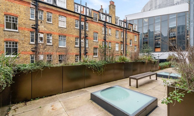 Covent Garden Apartment | Chic Urban Retreat: 1-Bedroom Gem in Covent Garden