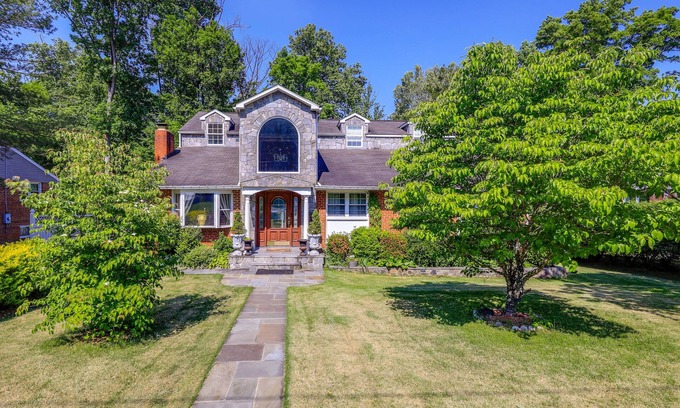 North Springfield House | Chic Virginia Getaway - Deck, Near National Harbor