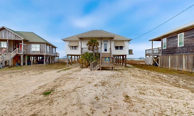 Dauphin Island House | Chic Waterfront Dauphin Island cottage on white sandy beach