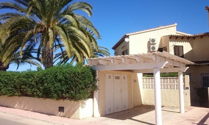 Els Poblets House | Child-friendly row corner house with private garden and community pool