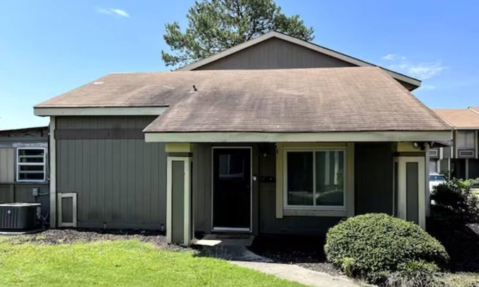 Warner Robins Condo | Chill 2-BR Condo/3mi. from Aviation Museum