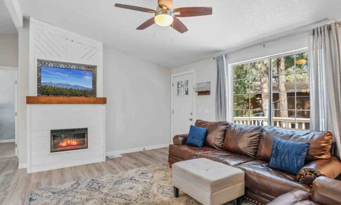 Flagstaff House | Chill Cottage Backs Forest (Dog Friendly!)