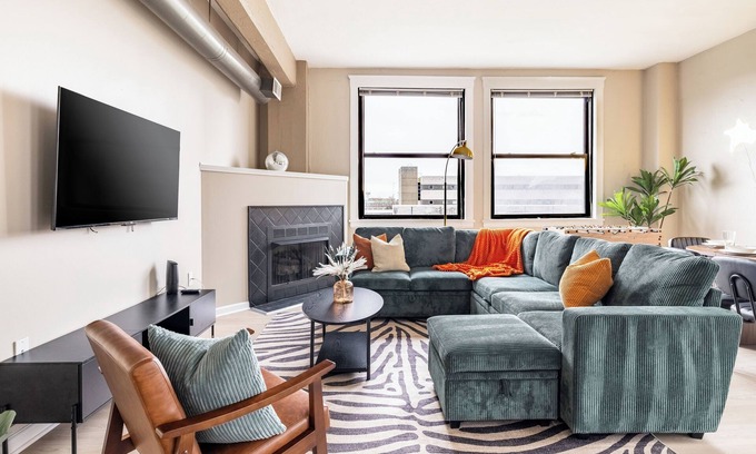 Downtown Cleveland Apartment | CHILL Loft/Progressive/Playhouse/Wolstein/1 CAR FREE Parking.