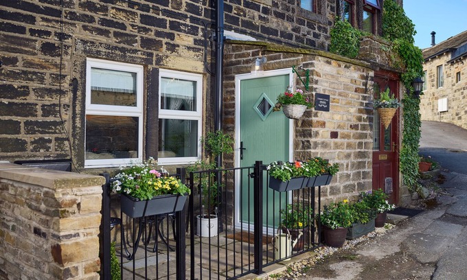 Hepworth Cottage | CHIMNEY COTTAGE, pet friendly, character holiday cottage in Hepworth