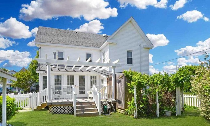 Chincoteague House | Chincoteague Charm Escape with Bikes and Yard Games!