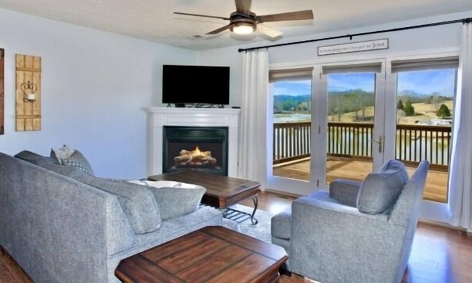 Hardy House | Choral Cove: Wifi, Kayak, golf course community, boat slip