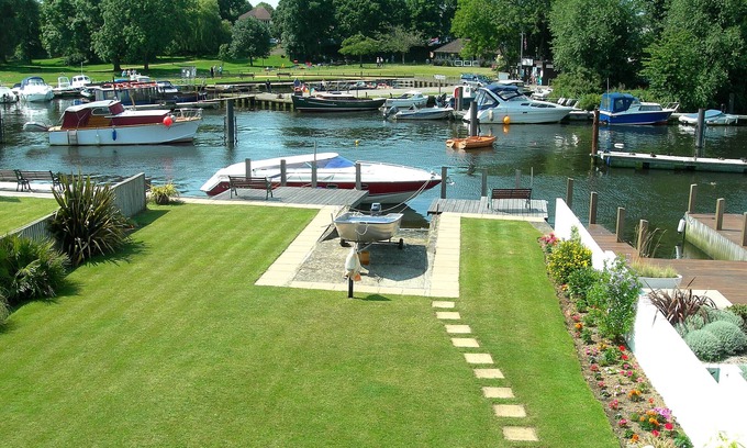 Christchurch Apartment | Christchurch Riverside Studio With Fishing Available