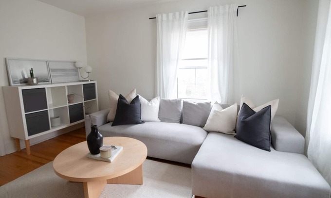 Port Dalhousie Apartment | Christie Corner I:Feel at home while you stay, eat and relax