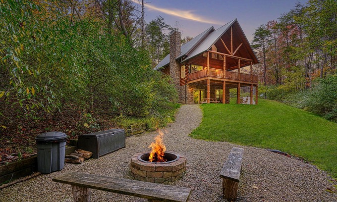 Logan Cabin | Christine’s Chalet at Trickle Creek in Hocking Hills