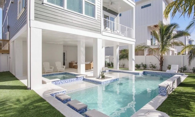 Bradenton Beach House | CHRISTMAS availability!NEW 7 bedroom Beach House, 1 minute to Beach!