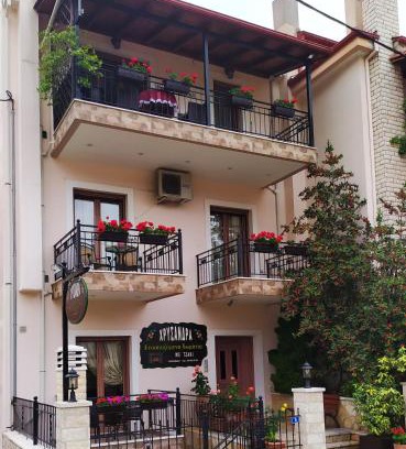 Karpenisi Apartment | Chrysandra