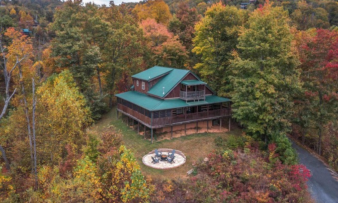 Gatlinburg - Pigeon Forge Cabin | Chubby & Cubby's Den | Scenic Escape w/Hot Tub