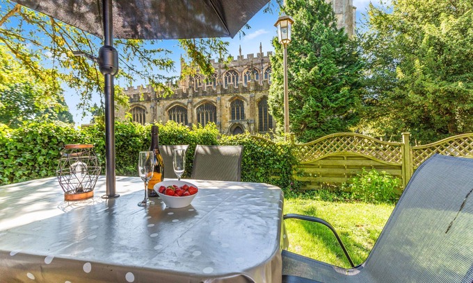 Chipping Campden Cottage | Church Cottage - a cotswold cottage that sleeps 4 guests in 2 bedrooms