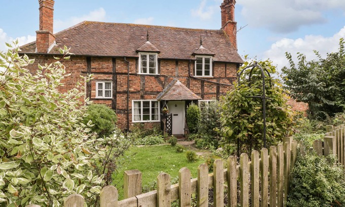 Bushley Cottage | CHURCHEND COTTAGE, family friendly, with open fire in Tewkesbury