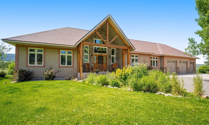 Bozeman House | Churchill IC Ranch | House in Bozeman with hot tub, firepit, balcony, & W/D