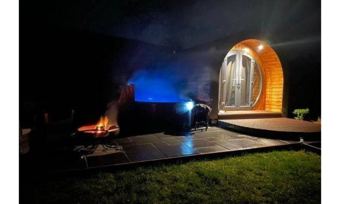 Erwood Cabin | Chwefru Timber Frame Pod with Private Hot tub