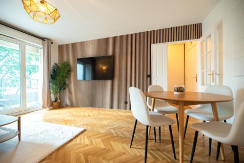 Belleville Apartment | CIA - Flat with Balcony in East Paris, Buttes Chaumont