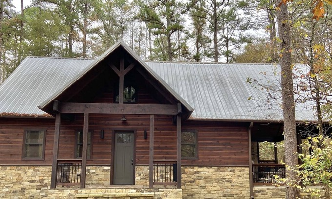 Broken Bow Cabin | Cider Mills-Romance awaits at this beautiful cabin!