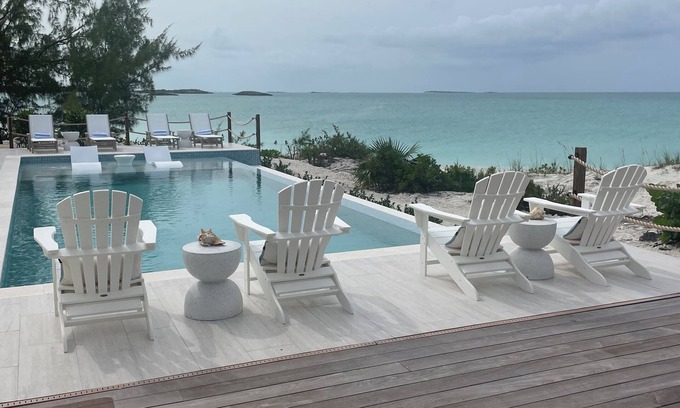 William's Town House | CIESTA SANDS- Beachfront Luxury, Top Beach, 4 bedrooms w private bath, Pool