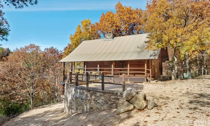 Eureka Springs Cabin | Cinnamon Valley - The Cattleman
