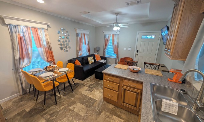 Deltona Lakes Cabin | Citrus Lodge. 70" TV. Patio, Quiet,Private Patio & Free Parking
