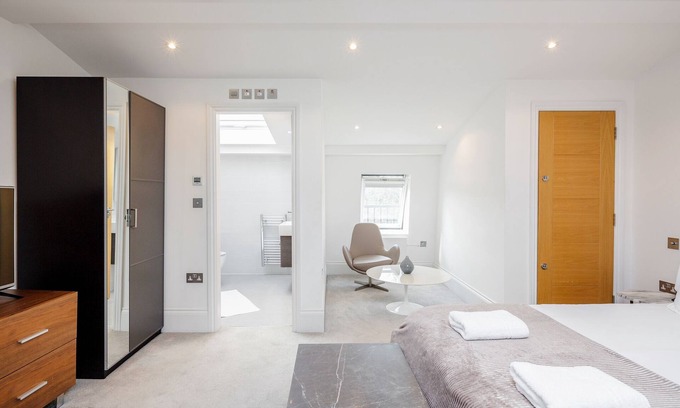 Soho Apartment | City Adventure Awaits: Luxury Oasis in Midtown