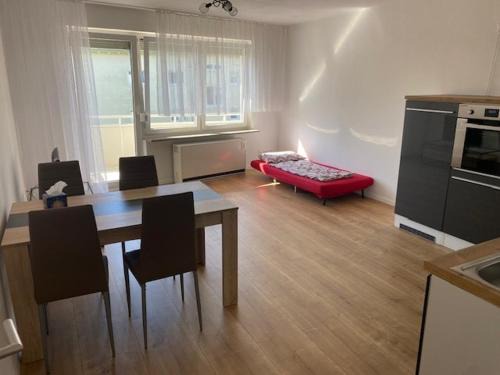 Goeppingen Apartment | City Apartment Göppingen - Neu Renoviert & Voll Ausgestattet, Moderne Wohnung mit Küche & Balkon