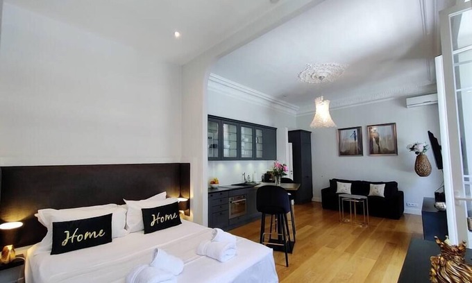 Lepante Quarter Apartment | City Center, chic studio for 2-4, balcony, AC