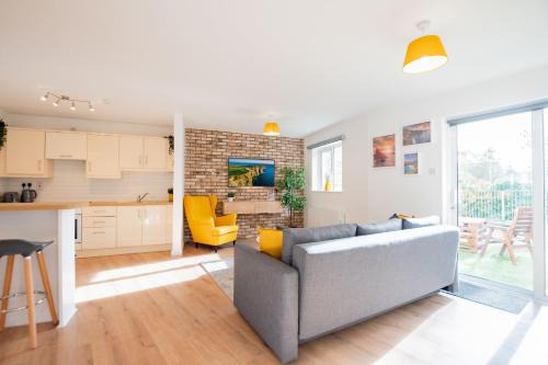 Galway City Centre Apartment | City Centre Escape with LARGE Terrace, Sleeps 7