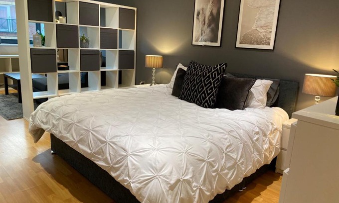 Sheffield Apartment | City Centre Modern Studio Apartment - Westone FREE WIFI, GYM ACCESS, NETFLIX