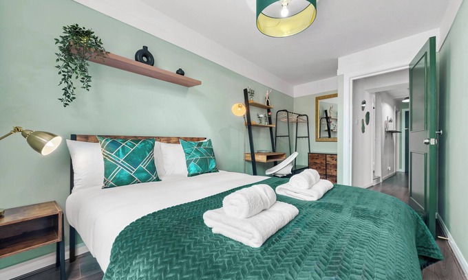 Whitechapel Apartment | City Centre Oasis near Liverpool Street