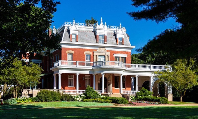 DeKalb House | City Convenience: Free Parking, Pets Allowed, Near Northern Illinois University!