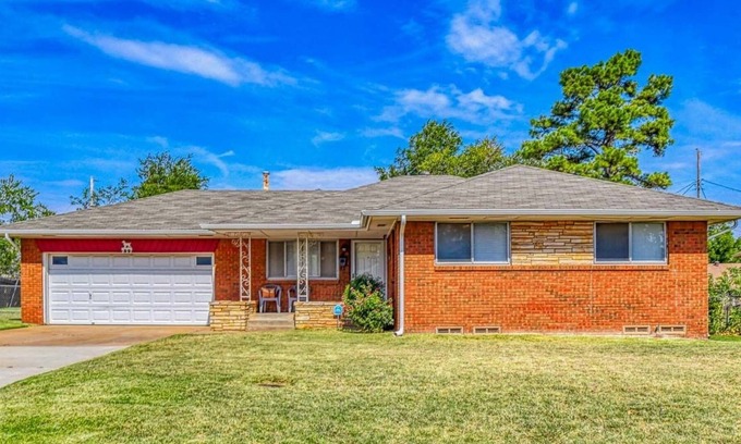 Midwest City House | City Coop 3B in Midwest City. Hosting Happy Guests since 2018.